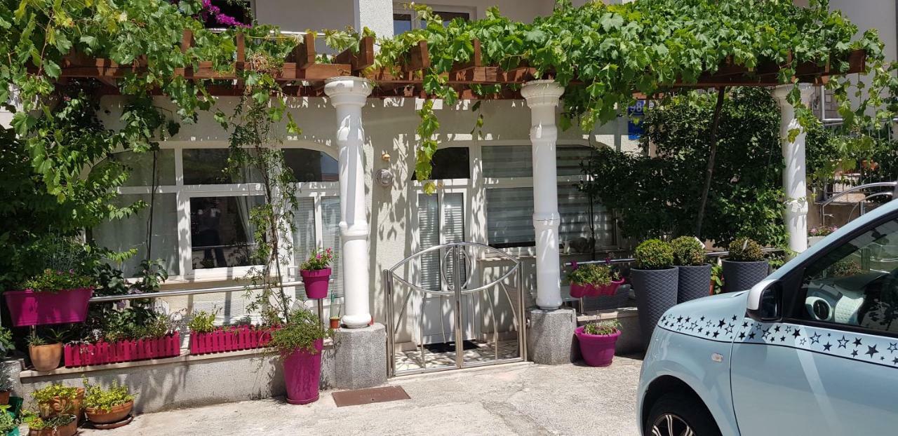 Studio Apartment For 2 Adults And 1 Child Makarská Exteriér fotografie